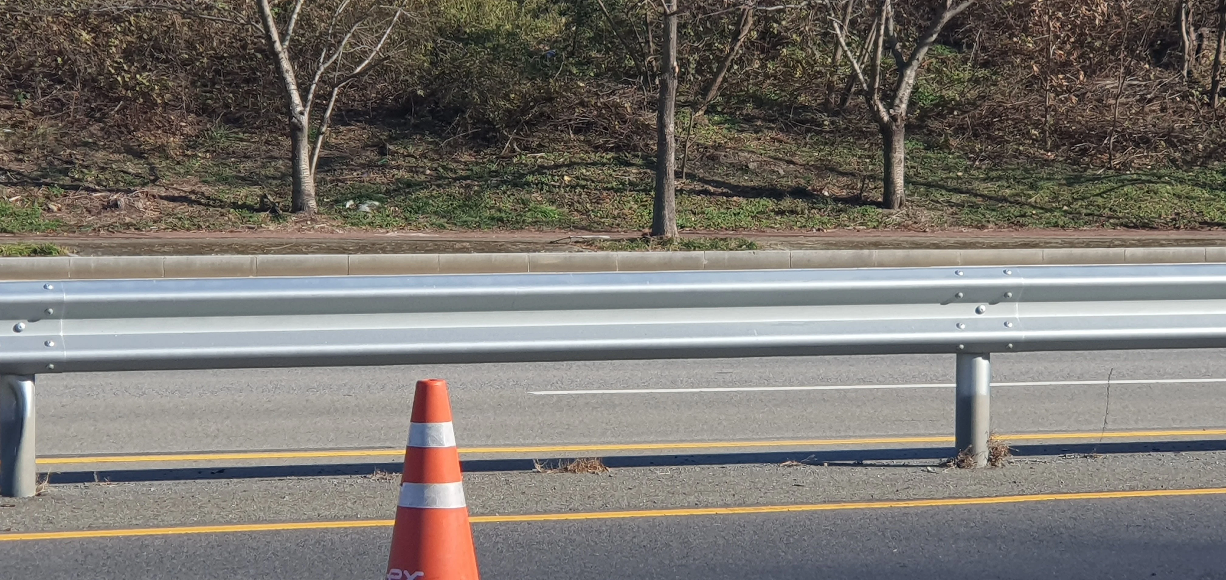 울산 남부순환도로 G·SAVE 보수 완료 사진에서 은회색 레일 표면과 볼트 체결부를 확대한 모습